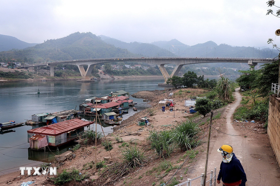 Nước hạ du sông Đà bị cạn, khiến người dân làng chài di chuyển lên bờ gặp khó khăn. (Ảnh: Thanh Hải/TTXVN)