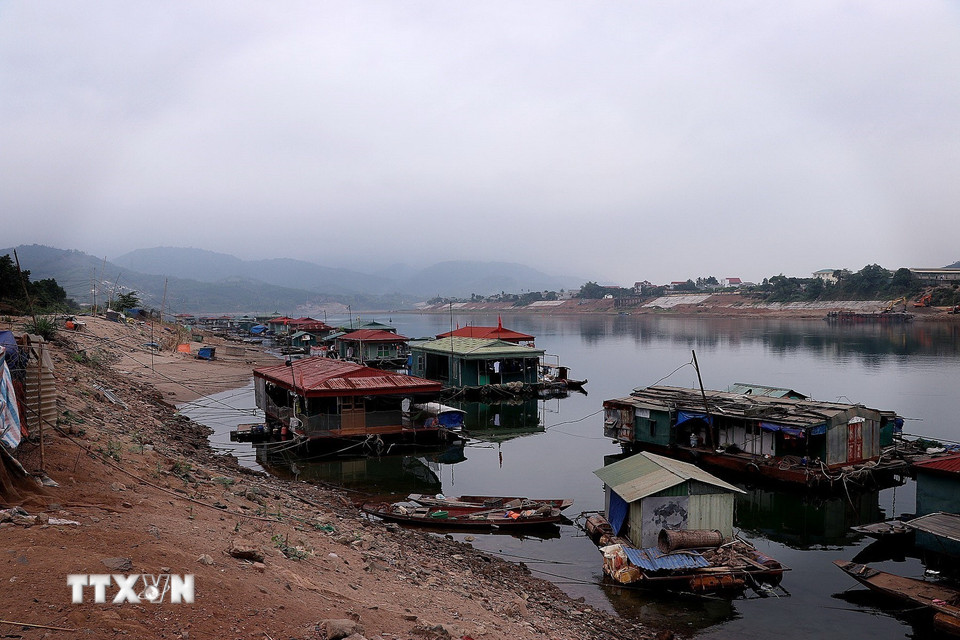 Nước hạ du sông Đà bị cạn, nhiều hộ dân tạm dừng khai thác thủy sản. (Ảnh: Thanh Hải/TTXVN)