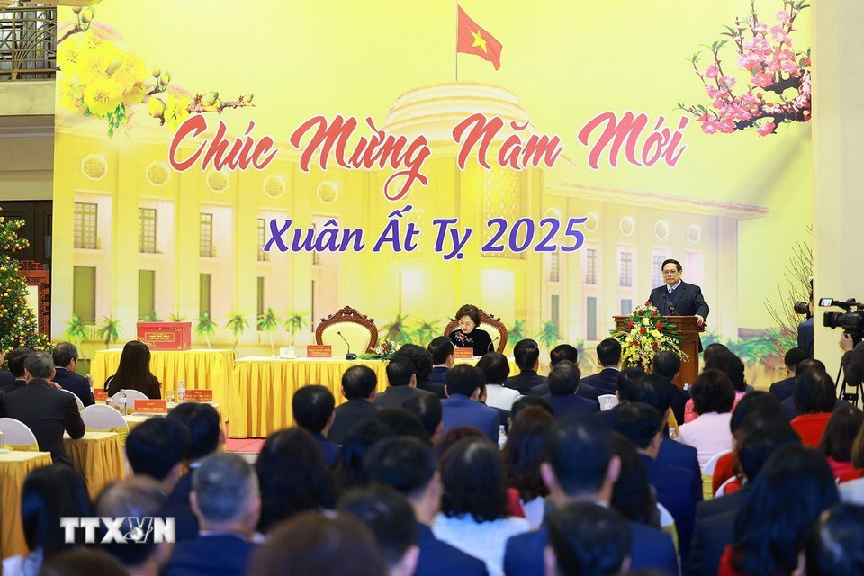 Thủ tướng Phạm Minh Chính chúc mừng năm mới Ất Tỵ ngành ngân hàng. (Ảnh: Dương Giang/TTXVN)