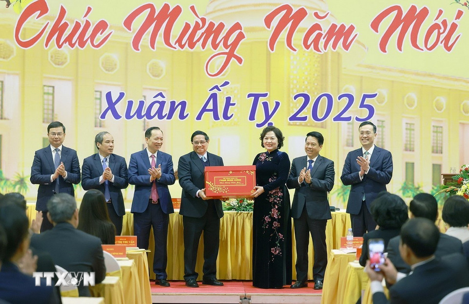 Thủ tướng Phạm Minh Chính chúc mừng năm mới Ất Tỵ ngành Ngân hàng. (Ảnh: Dương Giang/TTXVN)