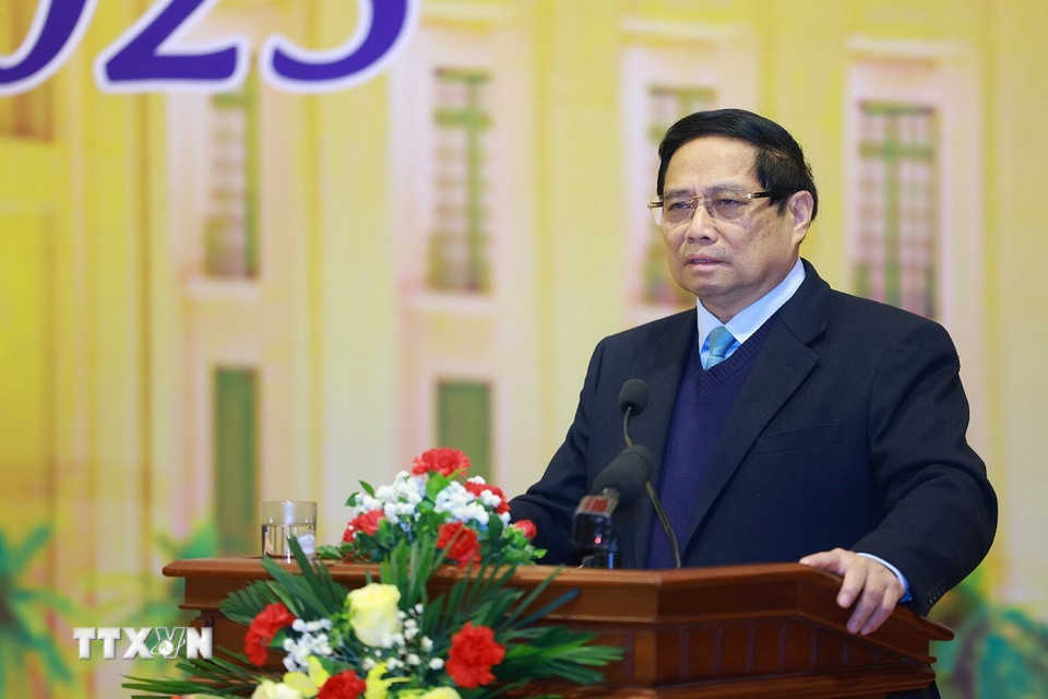 Thủ tướng Phạm Minh Chính chúc mừng năm mới Ất Tỵ ngành ngân hàng. (Ảnh: Dương Giang/TTXVN)