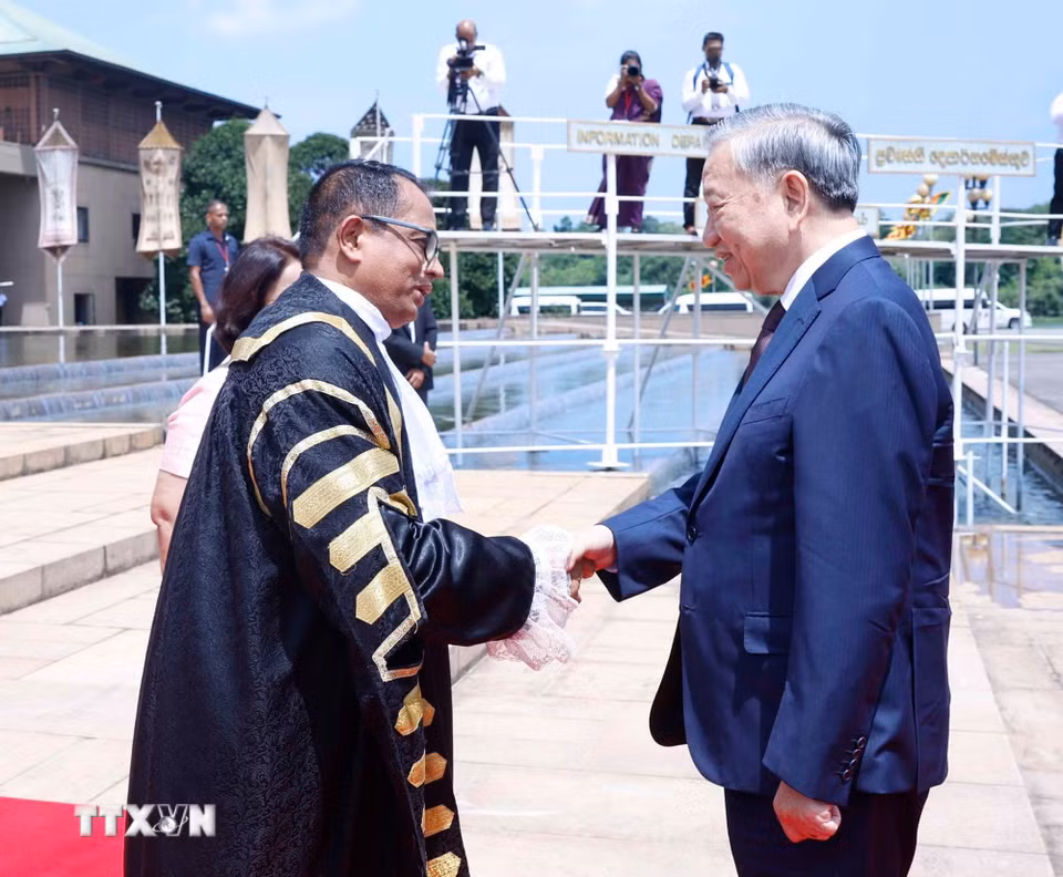 Chủ tịch Quốc hội Sri Lanka Jagath Wickramaratne đón Tổng Bí thư, Chủ tịch nước Tô Lâm. (Ảnh: Thống Nhất/ TTXVN)