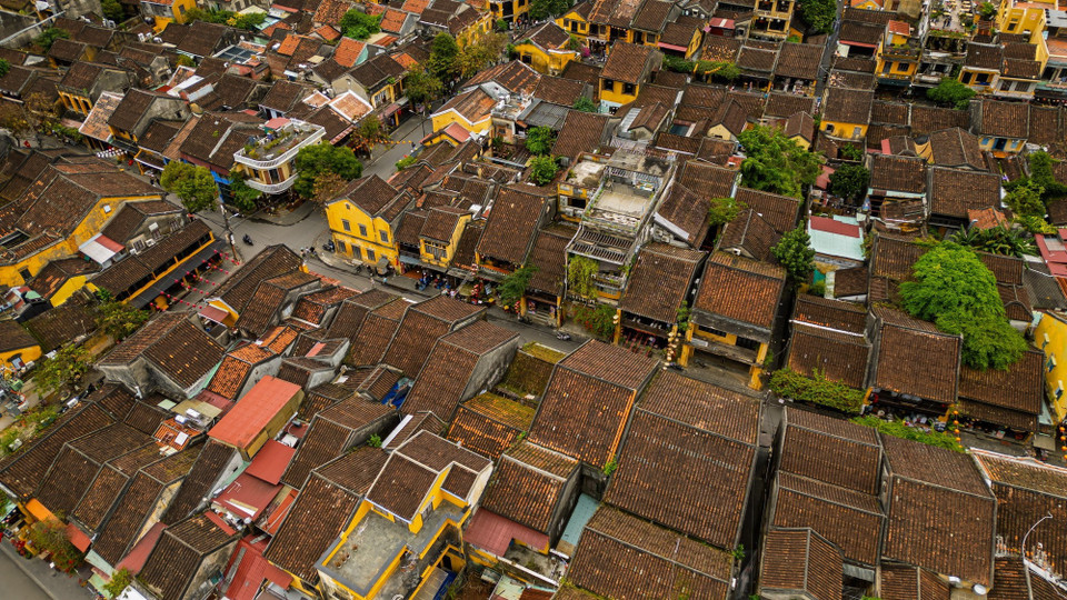 Dưới những mái nhà cổ rêu phong này vẫn là nơi ở, sinh hoạt của nhiều hộ dân gắn bó lâu đời với phố cổ. (Ảnh: Xuân Quý/TTXVN)