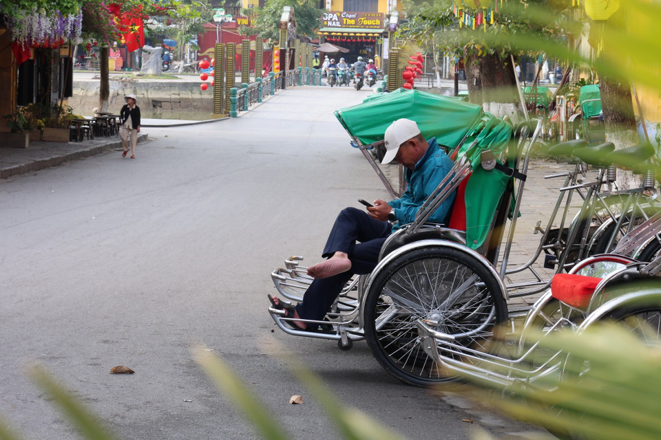 Người lái xích lô chờ đón đoàn khách đầu tiên trong ngày. (Ảnh: Xuân Quý/TTXVN)