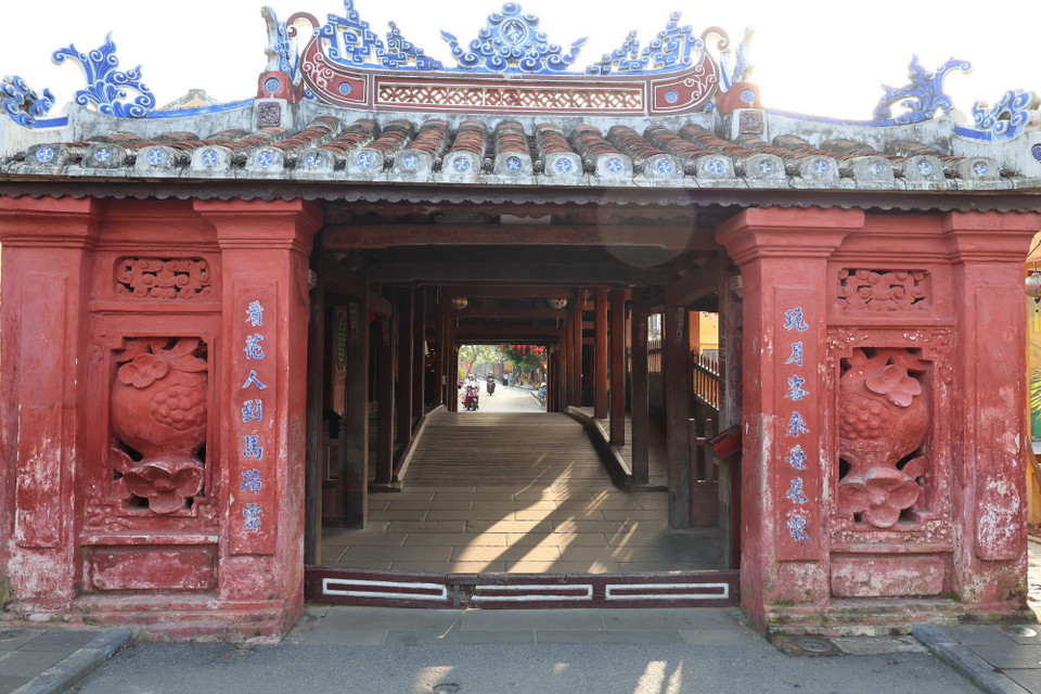 Hình ảnh chùa Cầu nổi bật vào buổi sáng sớm. (Ảnh: Xuân Quý/TTXVN phát)