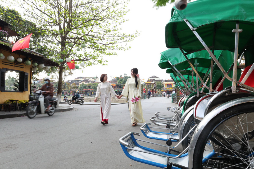 Ngay chính những người dân Hội An cũng muốn dậy sớm để có được những bộ ảnh đẹp khi phố xá chưa đông đúc. (Ảnh: Xuân Quý/TTXVN)