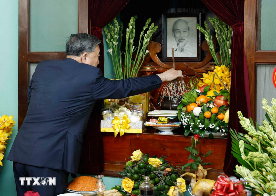 Tổng Bí thư Tô Lâm dâng hương tưởng niệm Bác Hồ tại Nhà 67, Khu Di tích Chủ tịch Hồ Chí Minh tại Phủ Chủ tịch. (Ảnh: Thống Nhất/TTXVN)