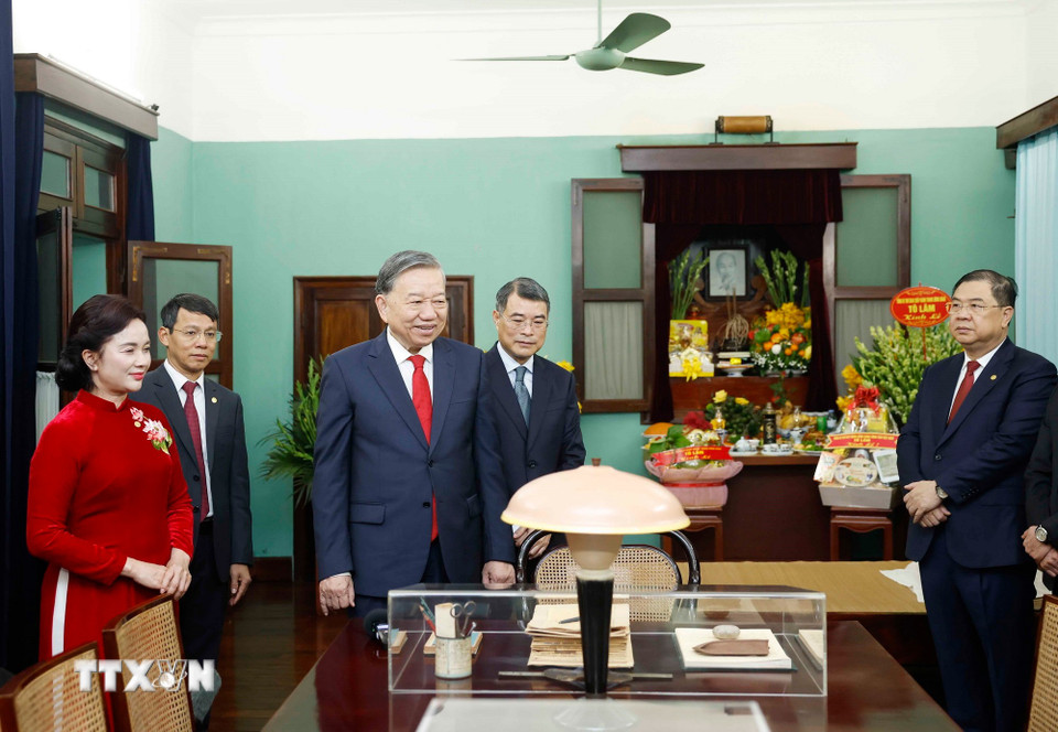 Tổng Bí thư Tô Lâm xem các kỷ vật của Bác Hồ tại Nhà 67, Khu di tích Chủ tịch Hồ Chí Minh trong Phủ Chủ tịch. (Ảnh: Thống Nhất/TTXVN)