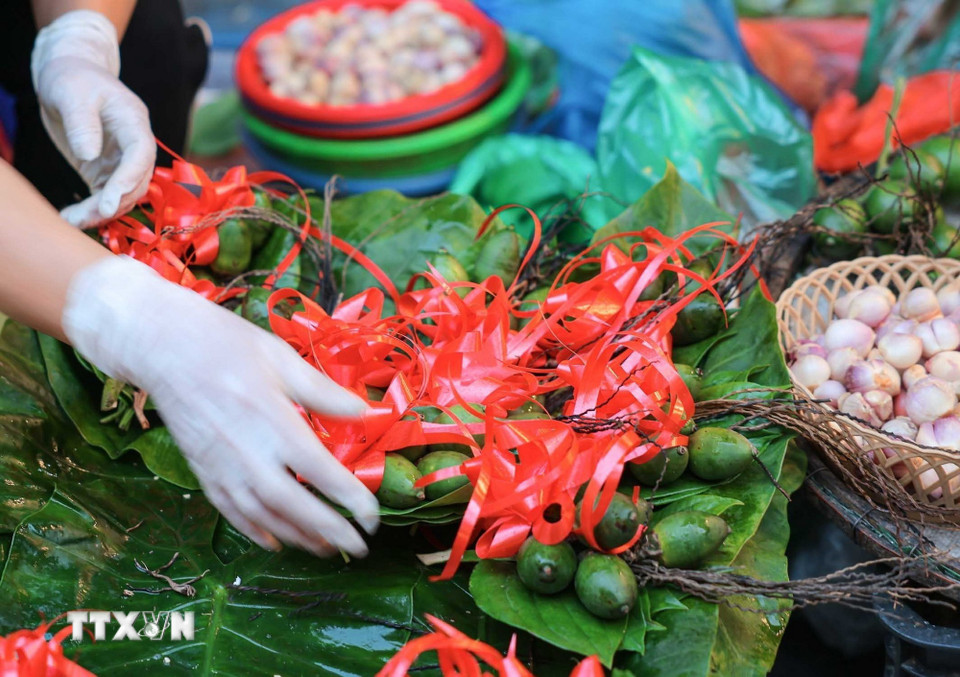 Trầu cau là lễ vật quen thuộc, không thể thiếu trong mâm cỗ ngày Tết của mỗi gia đình Việt. (Ảnh: Hoàng Hiếu/ TTXVN)