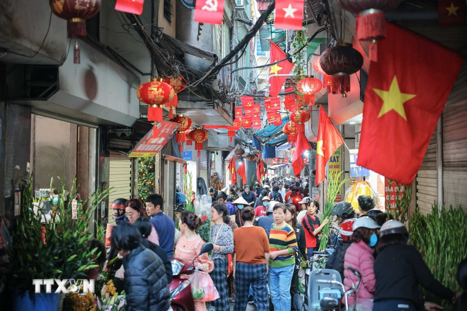 Các chợ truyền thống nhộn nhịp người mua, người bán trong phiên chợ cuối cùng năm Ất Tỵ. (Ảnh: Hoàng Hiếu/TTXVN)