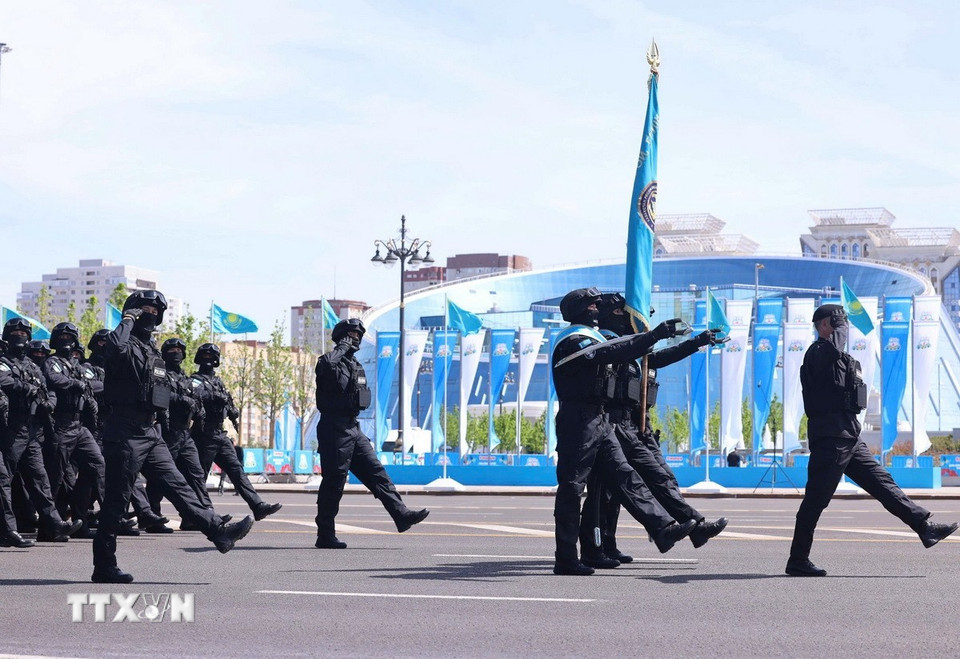 Các lực lượng vũ trang Kazakhstan duyệt binh tại buổi lễ. (Ảnh: TTXVN)