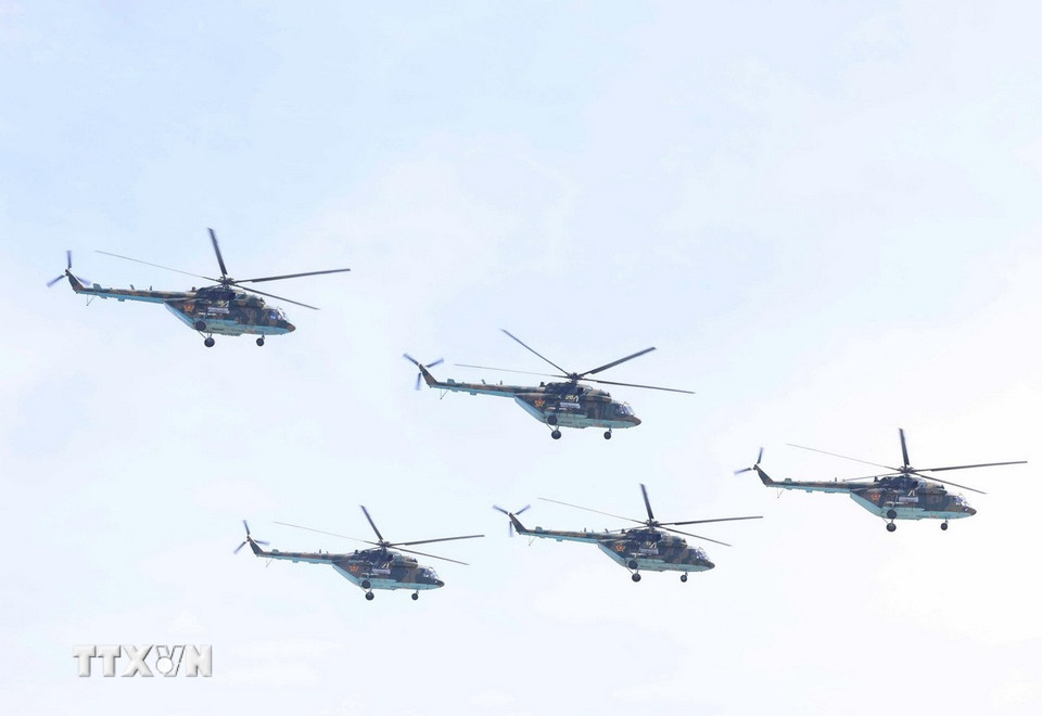 Lực lượng Không quân Kazakhstan trình diễn tại lễ duyệt binh. (Ảnh: TTXVN)