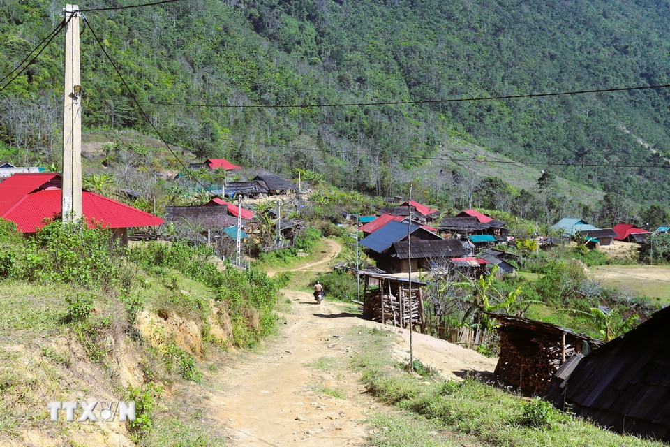 Từ cửa ngõ “đỉnh trời” xuôi con dốc đường đất khoảng 300m là vào trung tâm bản Huồi Măn (xã Nhôn Mai, tỉnh Nghệ An). (Ảnh: Xuân Tiến/TTXVN)