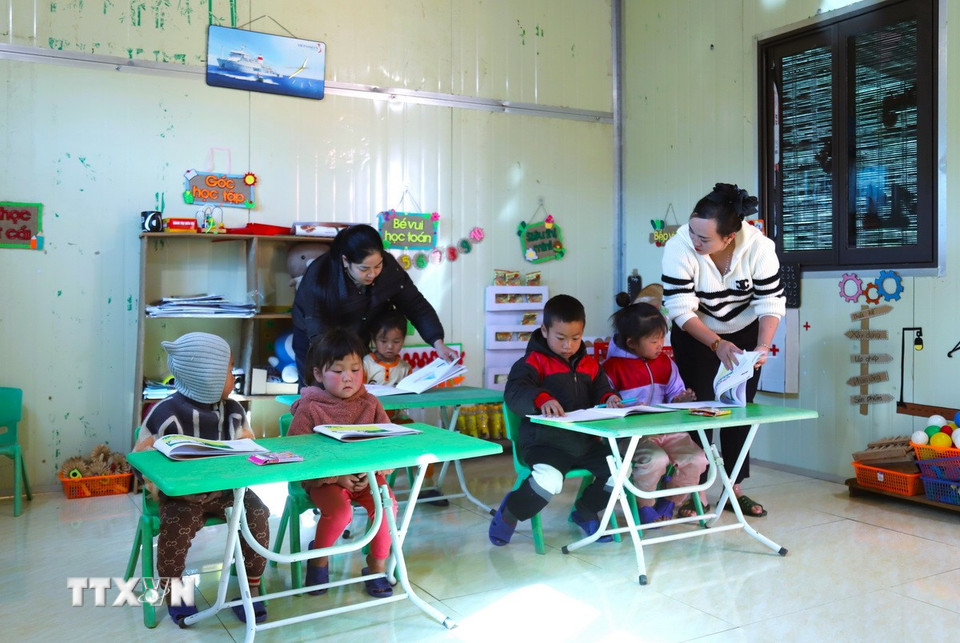 Các cô giáo cắm bản tại Điểm trường Mầm non Huồi Măn (trường Mầm non Nhôn Mai) trong giờ tập tô. (Ảnh: Xuân Tiến/TTXVN)