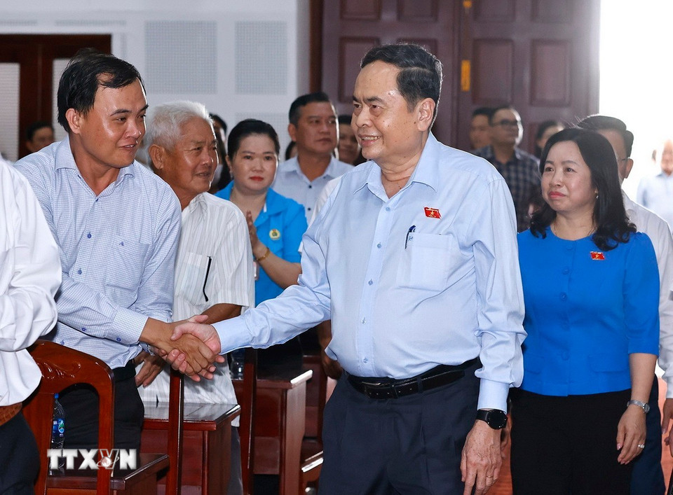 Chủ tịch Quốc hội Trần Thanh Mẫn với cử tri thành phố Vị Thanh, tỉnh Hậu Giang. (Ảnh: Doãn Tấn/TTXVN)