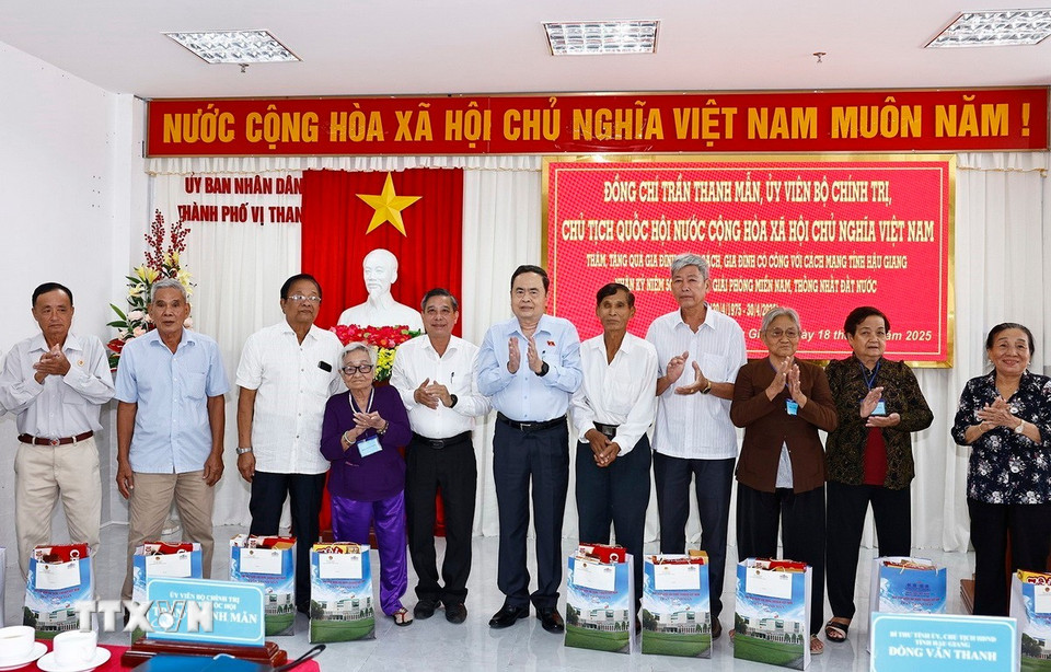 Chủ tịch Quốc hội Trần Thanh Mẫn thăm, tặng quà 50 gia đình chính sách, người có công với cách mạng. (Ảnh: Doãn Tấn/TTXVN)