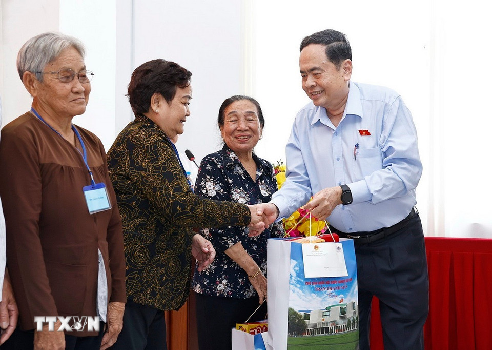 Chủ tịch Quốc hội Trần Thanh Mẫn thăm, tặng quà 50 gia đình chính sách, người có công với cách mạng. (Ảnh: Doãn Tấn/TTXVN)