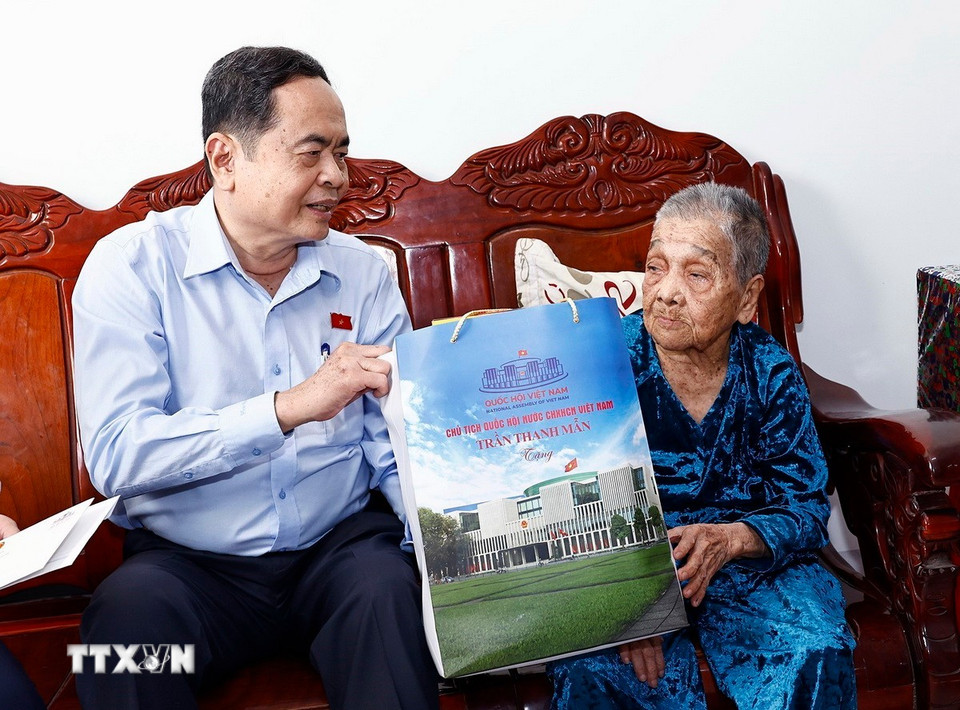 Chủ tịch Quốc hội Trần Thanh Mẫn thăm, tặng quà Mẹ Việt Nam Anh hùng Nguyễn Thị Kim Hoa. (Ảnh: Doãn Tấn/TTXVN)