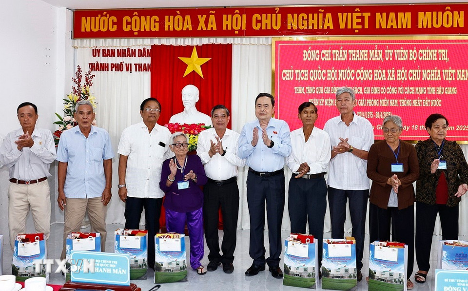 Chủ tịch Quốc hội Trần Thanh Mẫn thăm, tặng quà 50 gia đình chính sách, người có công với cách mạng. (Ảnh: Doãn Tấn/TTXVN)