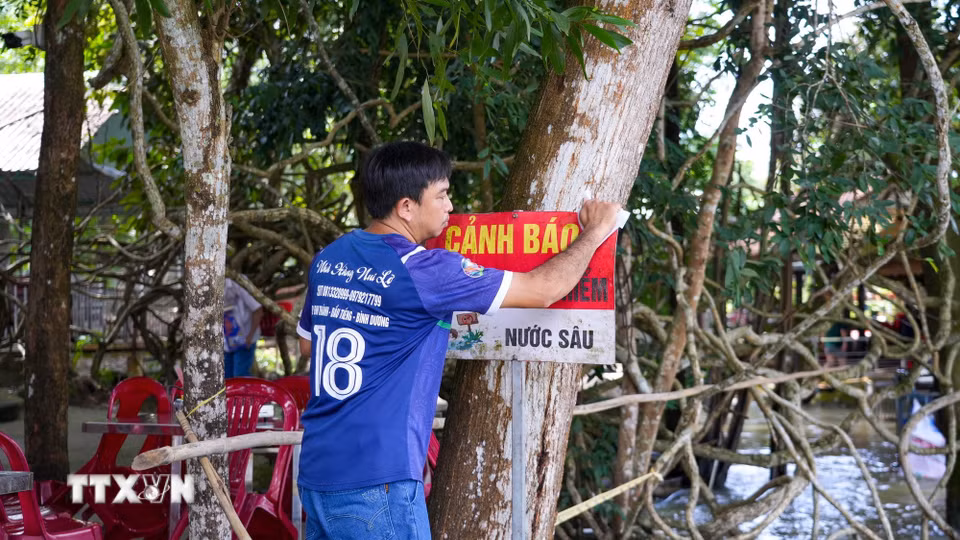 Biển cảnh báo khu vực nước sâu được chủ quán lắp đặt nhằm bảo đảm an toàn cho du khách khi hồ Dầu Tiếng vận hành xả lũ. (Ảnh: Minh Phú/TTXVN)