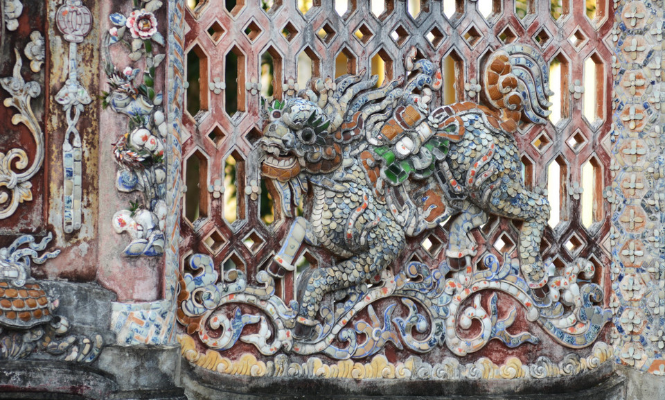 Hình tượng Long Mã trở thành biểu tượng của Festival Huế 2002. (Ảnh: Văn Dũng/TTXVN)