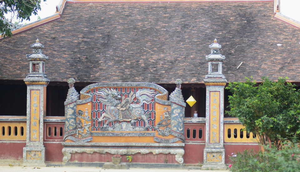 Long Mã thường được sử dụng phổ biến để trang trí trên các bức bình phong trước các công trình kiến trúc như đền thờ, chùa, miếu, đình. (Ảnh: Văn Dũng/TTXVN)