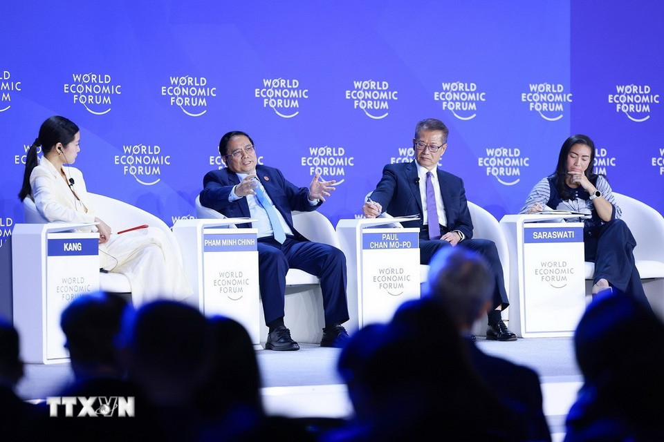 Thủ tướng Phạm Minh Chính thảo luận cùng diễn giả và khách mời tại Phiên thảo luận “Thế kỷ của châu Á có đang gặp thách thức?” (Ảnh: Dương Giang/TTXVN)