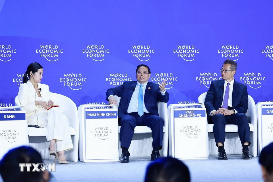 Thủ tướng Phạm Minh Chính thảo luận cùng diễn giả và khách mời tại Phiên thảo luận “Thế kỷ của châu Á có đang gặp thách thức?” (Ảnh: Dương Giang/TTXVN)