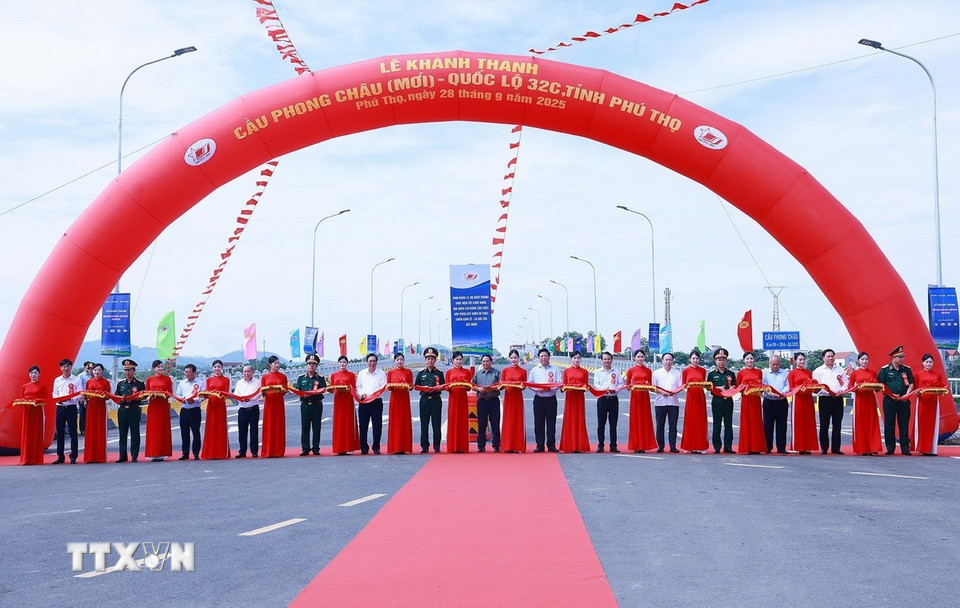Thủ tướng Phạm Minh Chính và các đại biểu cắt băng khánh thành cầu Phong Châu mới - Quốc lộ 32C. (Ảnh: Dương Giang/TTXVN)