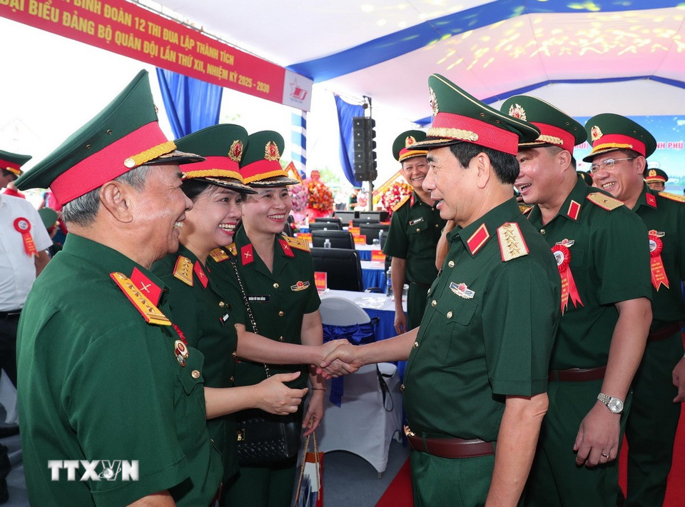 Đại tướng Phan Văn Giang và các đại biểu dự lễ khánh thành cầu Phong Châu (Phú Thọ). (Ảnh: Trọng Đức/TTXVN)