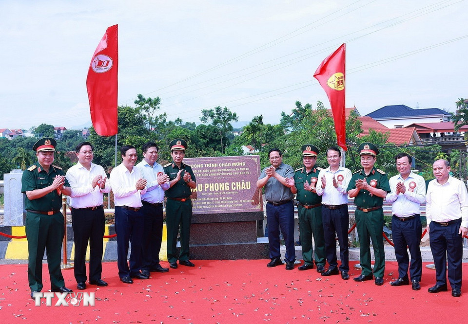 Thủ tướng Phạm Minh Chính và các đại biểu gắn biển công trình chào mừng Đại hội đại biểu Đảng bộ Quân đội lần thứ XII và Đại hội đại biểu Đảng bộ tỉnh Phú Thọ lần thứ nhất. (Ảnh: Dương Giang/TTXVN)