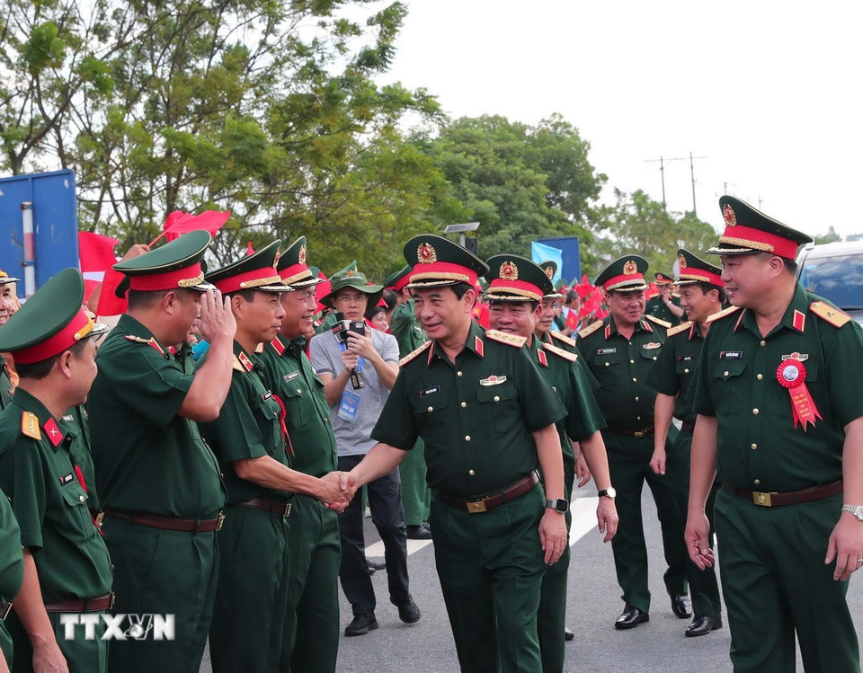 Đại tướng Phan Văn Giang và cán bộ, chỉ huy Binh đoàn 12 trong ngày khánh thành cầu Phong Châu. (Ảnh: Trọng Đức/TTXVN)
