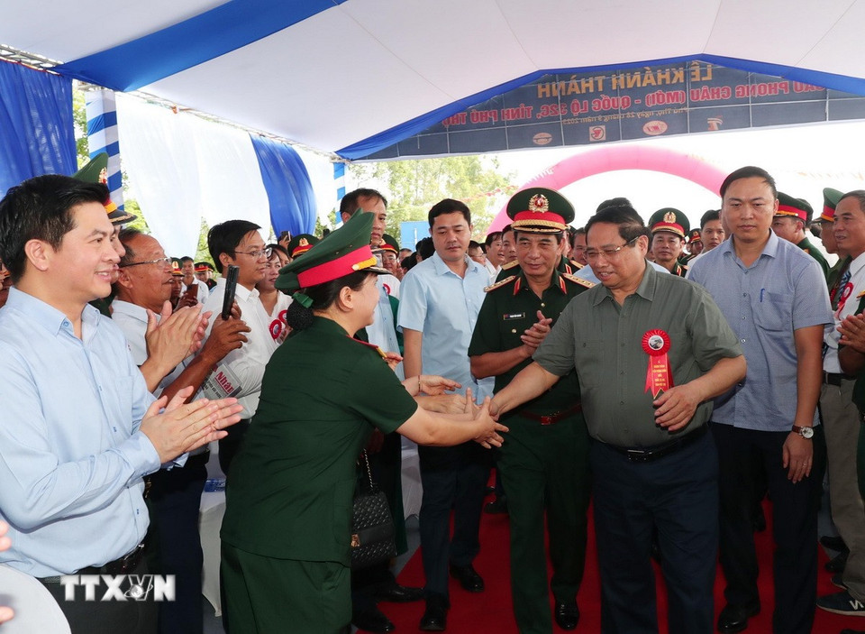 Thủ tướng Phạm Minh Chính tới dự lễ khánh thành cầu Phong Châu (Phú Thọ). (Ảnh: Trọng Đức/TTXVN)