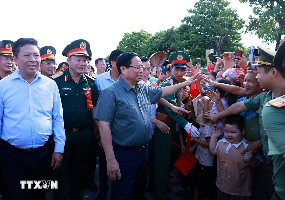 Thủ tướng Phạm Minh Chính với nhân dân khu vực dự án cầu Phong Châu mới trên Quốc lộ 32C. (Ảnh: Dương Giang/TTXVN)