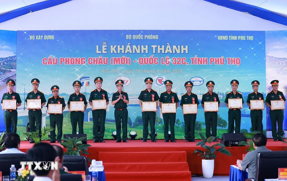 Đại tướng Phan Văn Giang, Bộ trưởng Bộ Quốc phòng tặng bằng khen cho các tập thể và cá nhân có thành tích xuất sắc trong thi công dự án cầu Phong Châu mới. (Ảnh: Dương Giang/TTXVN)
