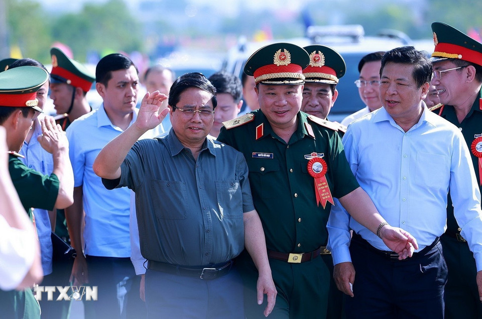 Thủ tướng Phạm Minh Chính đến dự Lễ khánh thành cầu Phong Châu mới trên Quốc lộ 32C. (Ảnh: Dương Giang/TTXVN) ﻿