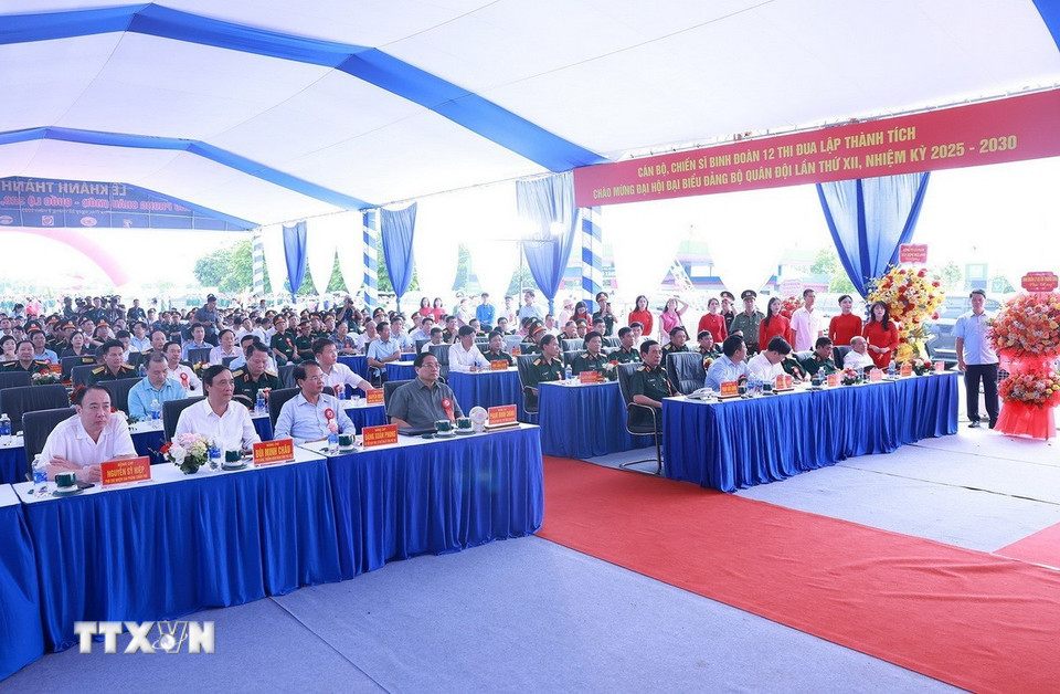 Thủ tướng Phạm Minh Chính và các đại biểu dự Lễ khánh thành cầu Phong Châu mới trên Quốc lộ 32C. (Ảnh: Dương Giang/TTXVN)