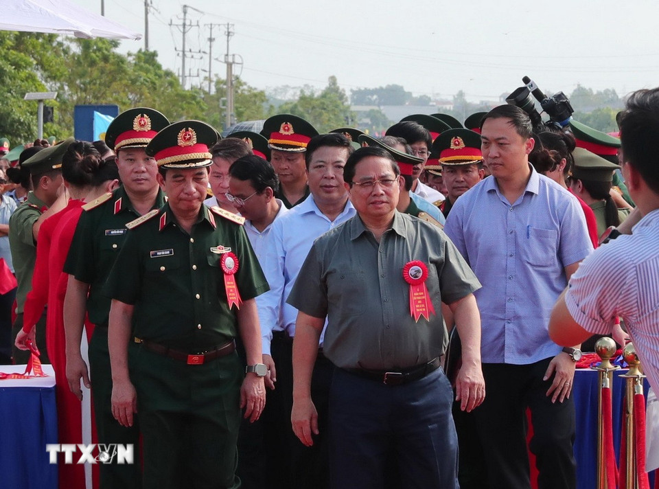 Thủ tướng Phạm Minh Chính tới dự lễ khánh thành cầu Phong Châu (Phú Thọ). (Ảnh: Trọng Đức/TTXVN)