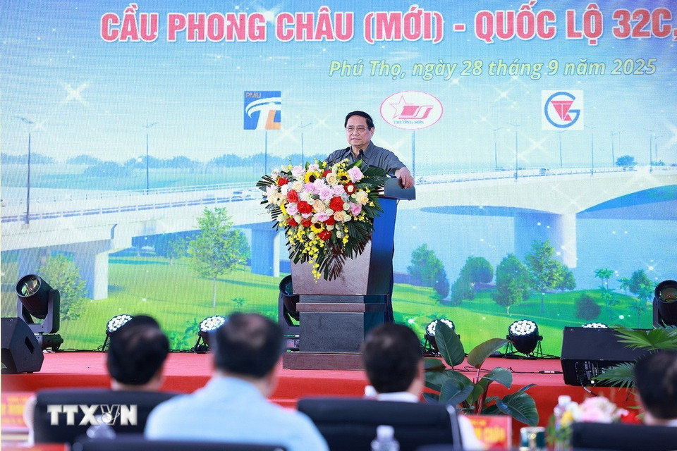Thủ tướng Phạm Minh Chính phát biểu tại lễ khánh thành cầu Phong Châu mới - Quốc lộ 32C. (Ảnh: Dương Giang/TTXVN)
