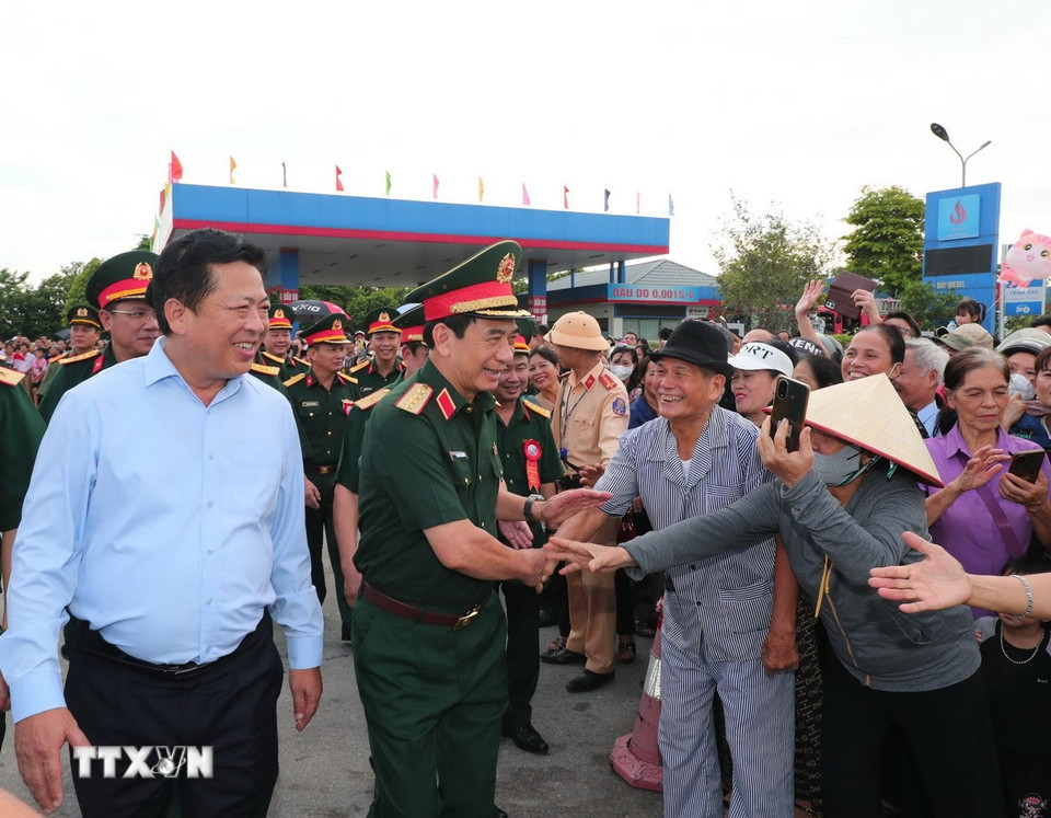 Đại tướng Phan Văn Giang và nhân dân địa phương tại lễ khánh thành cầu Phong Châu mới. (Ảnh: Trọng Đức/TTXVN)