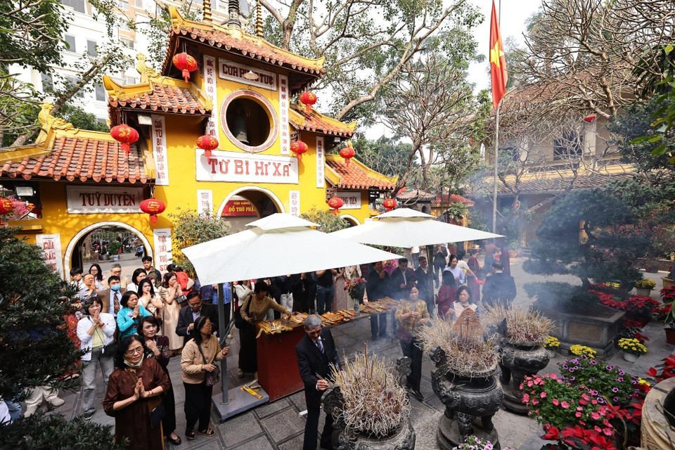 Người dân Hà Nội đi lễ đầu năm tại chùa Quán Sứ sáng mùng 1 Tết Bính Ngọ. (Ảnh: Minh Đức/TTXVN)