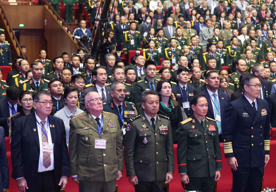 Các đại biểu thực hiện nghi lễ chào cờ. (Ảnh: Thống Nhất/TTXVN)