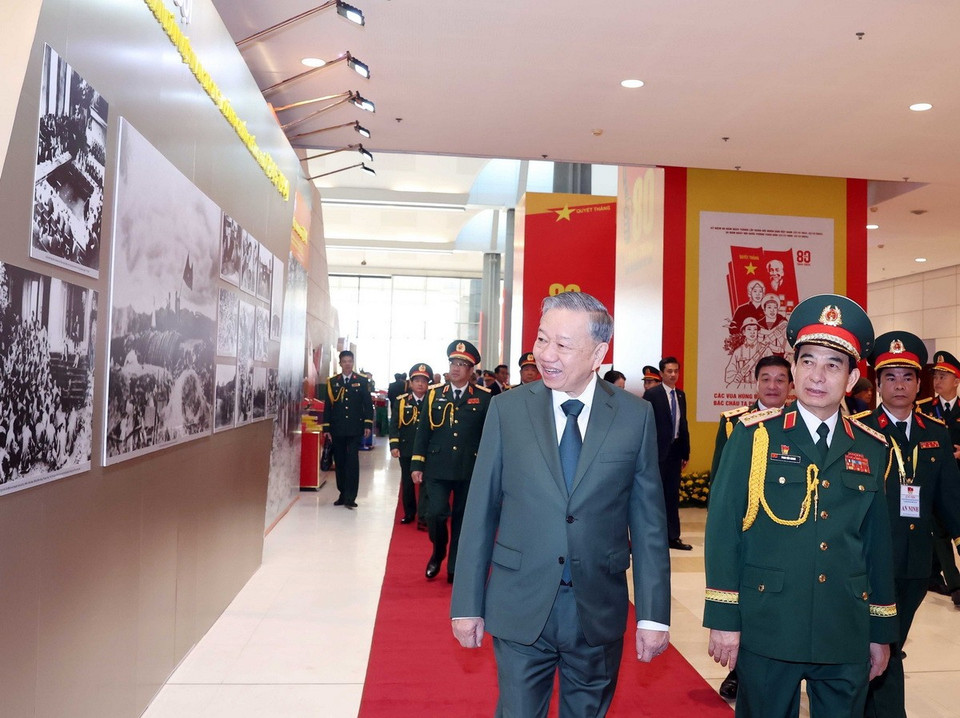 Tổng Bí thư Tô Lâm tham quan trưng bày ảnh lịch sử 80 năm ra đời, chiến đấu, chiến thắng của Quân đội Nhân dân Việt Nam. (Ảnh: Thống Nhất/TTXVN)