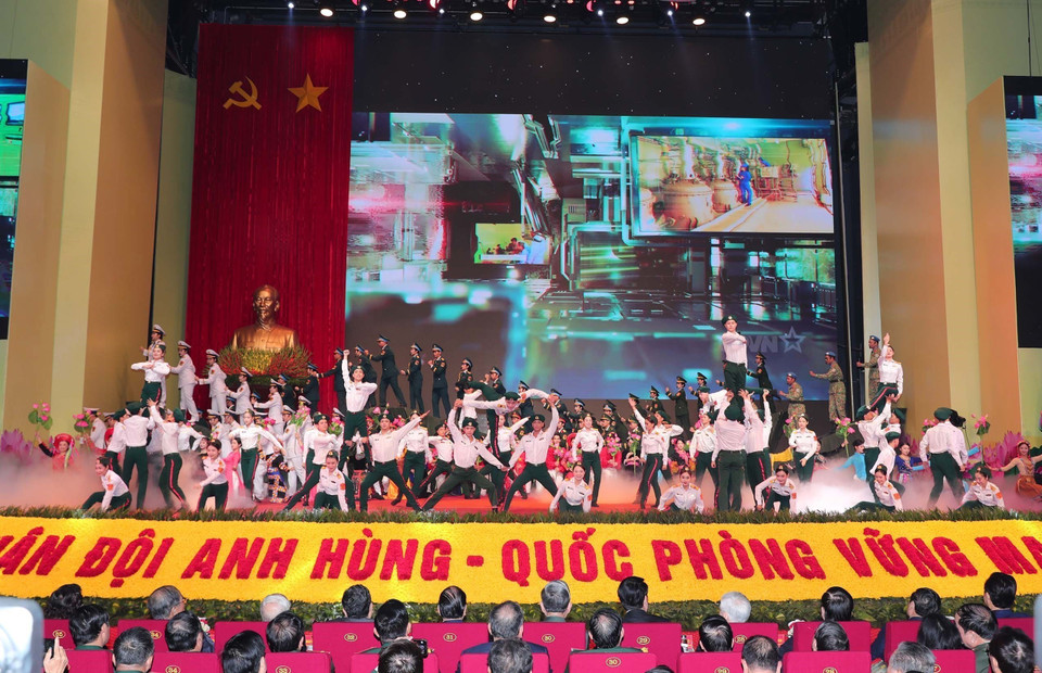 Chương trình sử thi nghệ thuật “80 năm dưới quân kỳ Quyết thắng” chào mừng Lễ kỷ niệm 80 năm Ngày thành lập Quân đội Nhân dân Việt Nam. (Ảnh: Trọng Đức/TTXVN)