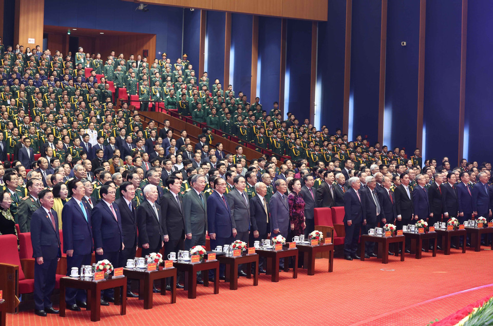 Tổng Bí thư Tô Lâm và các đại biểu thực hiện nghi lễ chào cờ. (Ảnh: Thống Nhất/TTXVN)