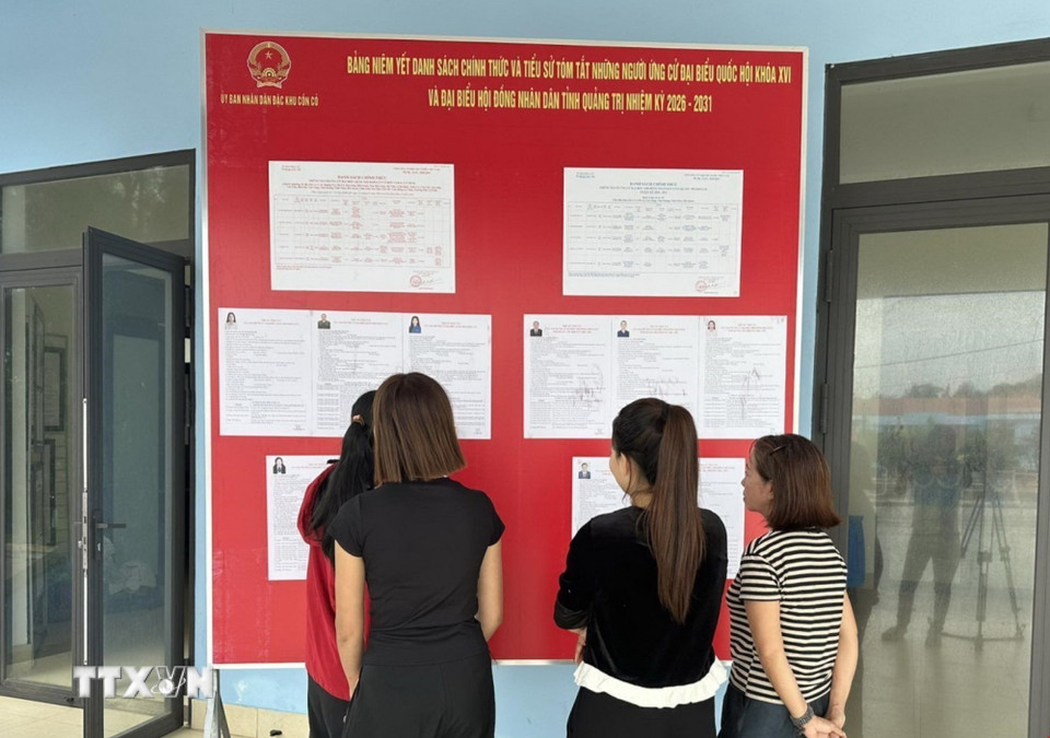 Cử tri xem bảng niêm yết danh sách chính thức, tiểu sử tóm tắt những người ứng cử đại biểu Quốc hội khóa XVI và đại biểu Hội đồng nhân dân tỉnh Quảng Trị nhiệm kỳ 2026-2031. (Ảnh: TTXVN phát)