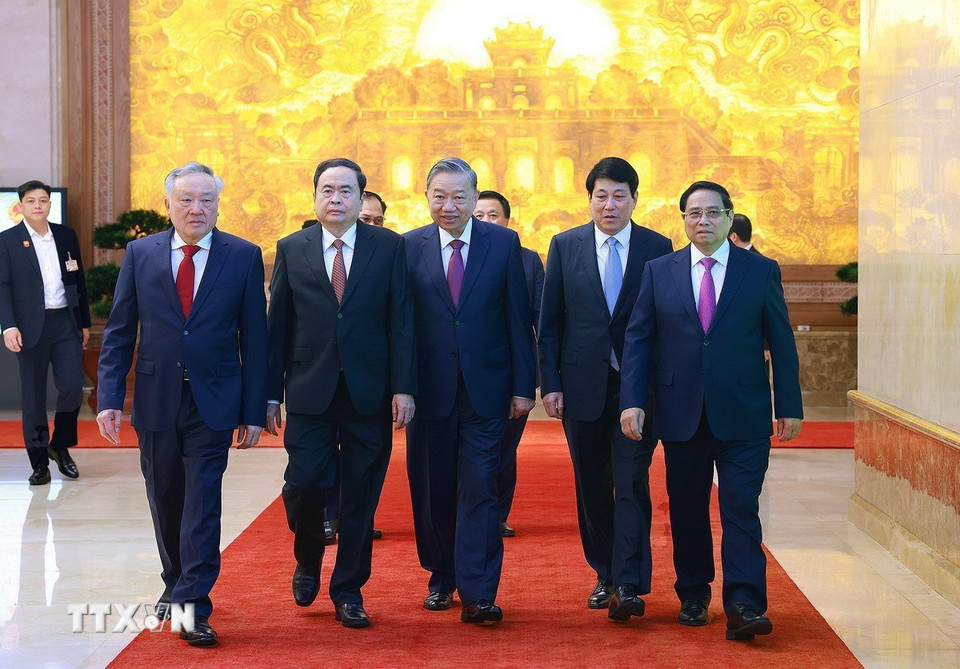 Thủ tướng Phạm Minh Chính đón Tổng Bí thư Tô Lâm; Chủ tịch nước Lương Cường; Chủ tịch Quốc hội Trần Thanh Mẫn đến dự hội nghị. (Ảnh: Dương Giang/TTXVN)