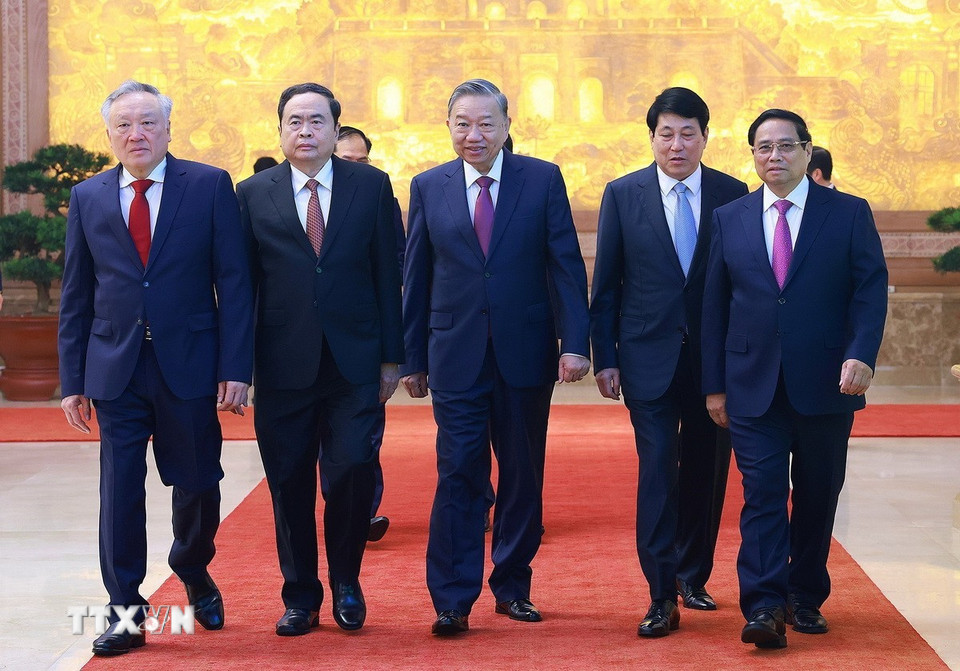 Thủ tướng Phạm Minh Chính đón Tổng Bí thư Tô Lâm; Chủ tịch nước Lương Cường; Chủ tịch Quốc hội Trần Thanh Mẫn đến dự hội nghị. (Ảnh: Dương Giang/TTXVN)