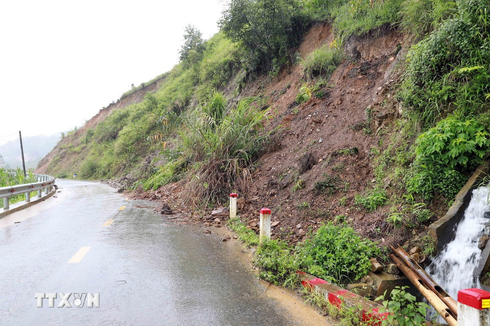 Do mưa lớn nhiều ngày nên sạt lở taluy dương khiến đất đá đổ xuống 1/2 mặt đường gây ảnh hưởng phương tiện khi tham gia giao thông đồng thời tiềm ẩn nguy cơ mất an toàn. (Ảnh: Quý Trung/TTXVN)