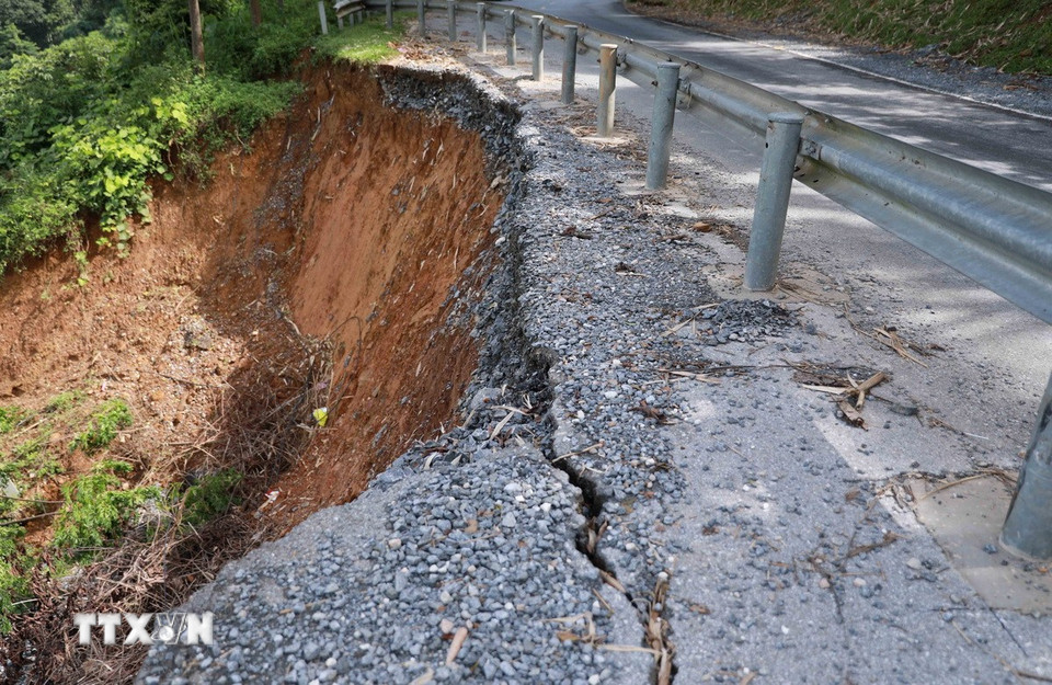 Tại km 23 Quốc lộ 4D bị sạt lở taluy âm và ăn vào /3 mặt đường tiềm ẩn nguy cơ mất an toàn. (Ảnh: Quý Trung/ TTXVN)